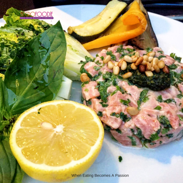 Tartare de saumon au Pesto et oignons