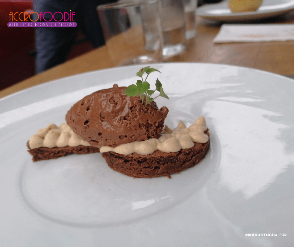 Le tout au chocolat était tout simplement divin. Juste une seule bouchée et tu découvre la finesse avec laquelle il a été fait. Franchement, il se laisse savourer délicatement.